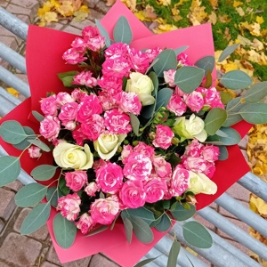 Ziedu pušķis Nr.100 (rozes, sīkziedu rozes, zaļumi)